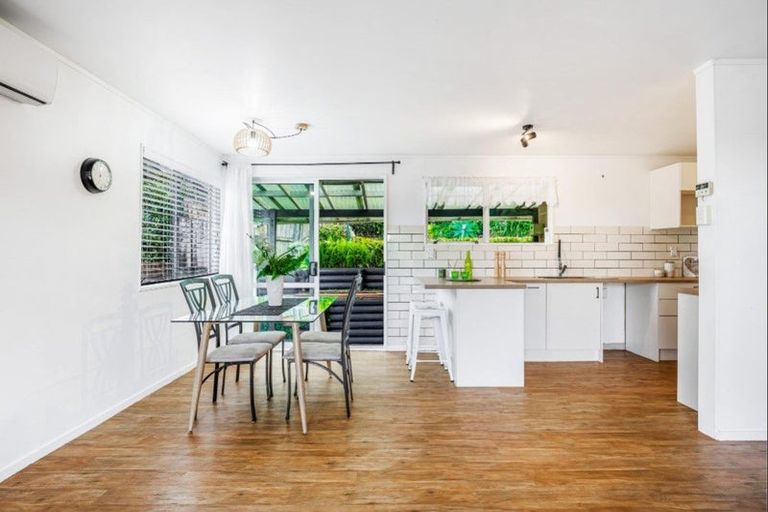 Photo of property in 15 Arde Place, Massey, Auckland, 0614