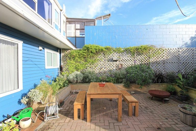 Photo of property in 4/30 Lyall Parade, Lyall Bay, Wellington, 6022