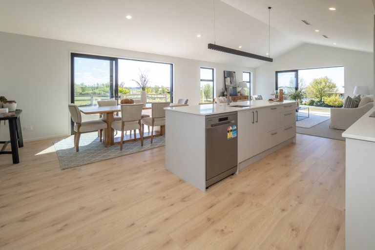 Photo of property in 14 Village Green Drive, Huntingdon, 7774