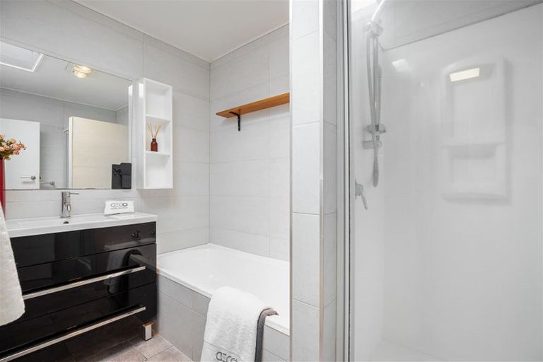 Photo of property in 94 Exmouth Road, Northcote, Auckland, 0627