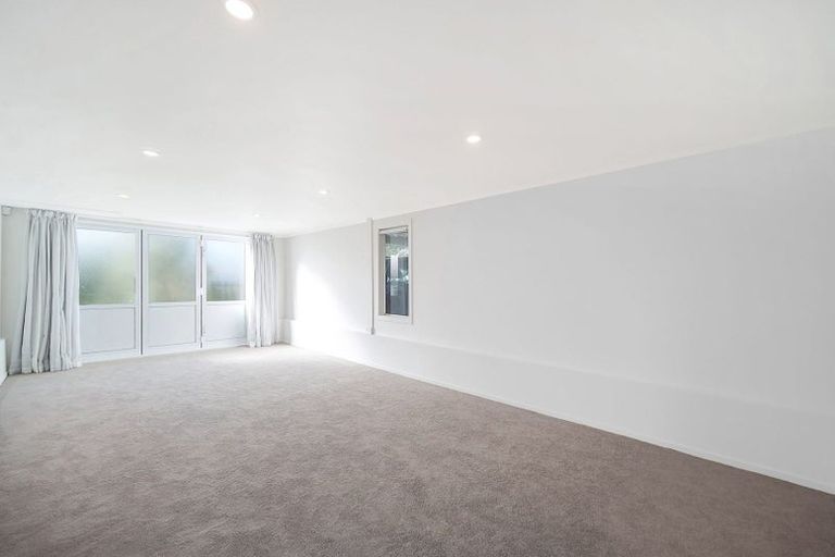 Photo of property in 36 Rewarewa Road, Te Atatu Peninsula, Auckland, 0610