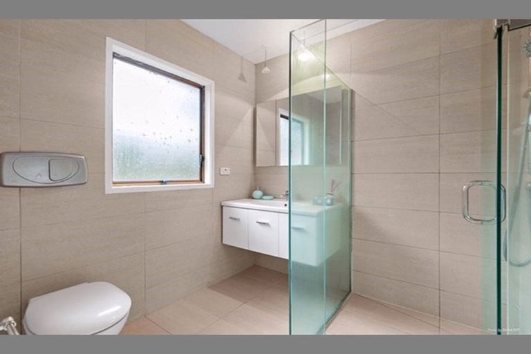 Photo of property in 16 Cobblestone Lane, Hillcrest, Auckland, 0627