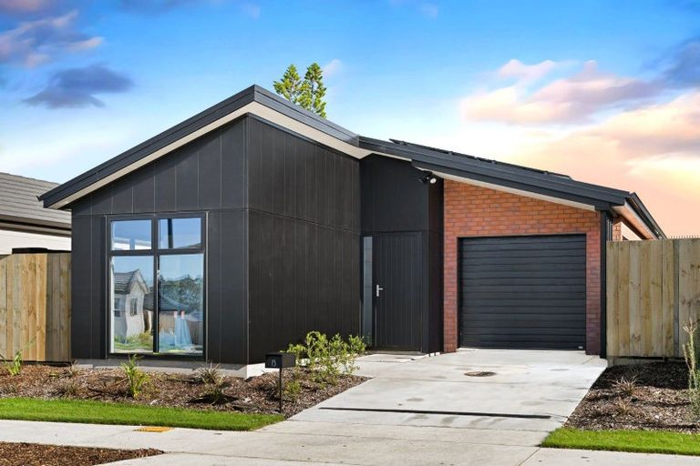 Photo of property in 15 Waruhia Crescent, Rototuna North, 3281