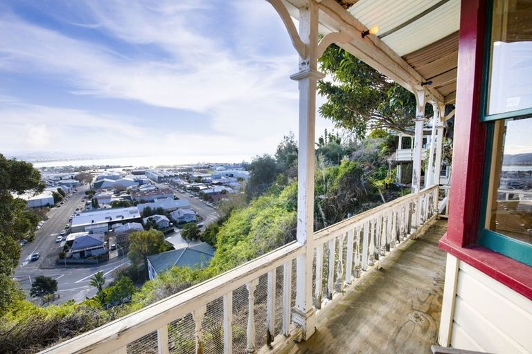 Photo of property in 5 Denholm Road, Hospital Hill, Napier, 4110