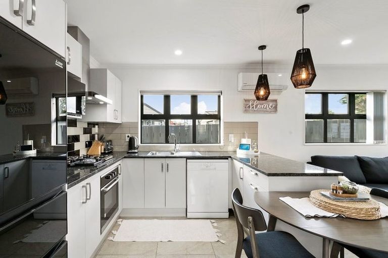 Photo of property in 15a Seaward Place, Wattle Downs, Auckland, 2103