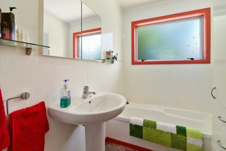 Photo of property in 32 Rewarewa Street, Owhata, Rotorua, 3010