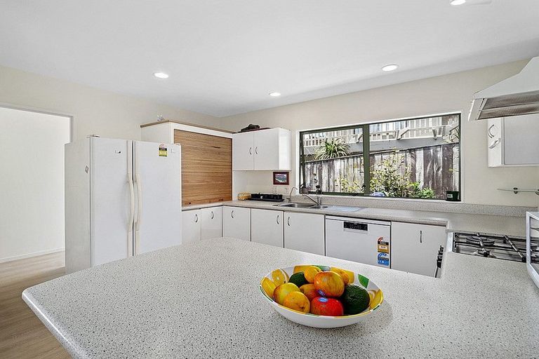 Photo of property in 2/23 Ludlow Terrace, Totara Vale, Auckland, 0627