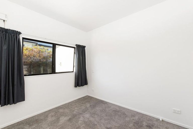 Photo of property in 8 Burgundy Park Avenue, Henderson, Auckland, 0612