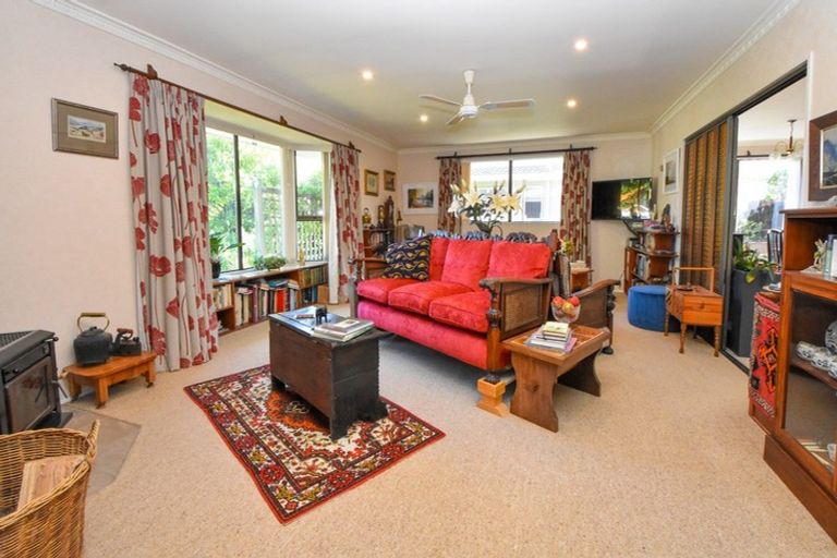 Photo of property in 6 Chisholm Place, Carterton, 5713