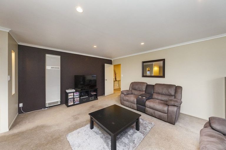 Photo of property in 5 Ron Place, Fitzherbert, Palmerston North, 4410
