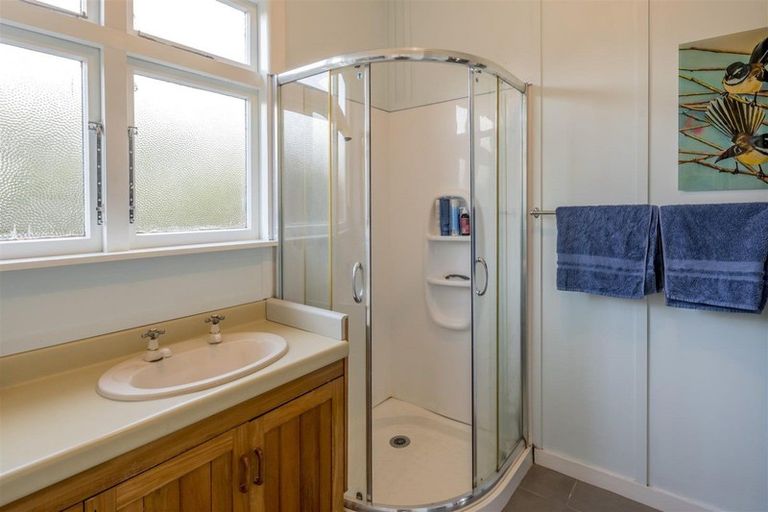 Photo of property in 6 Queenwood Road, Levin, 5510