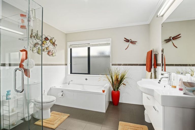 Photo of property in 14 Murray Becroft Avenue, Henderson Valley, Auckland, 0612