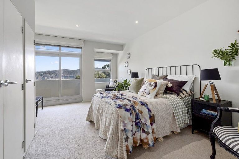 Photo of property in Beauport Apartments, 2/30 The Crescent, Roseneath, Wellington, 6011