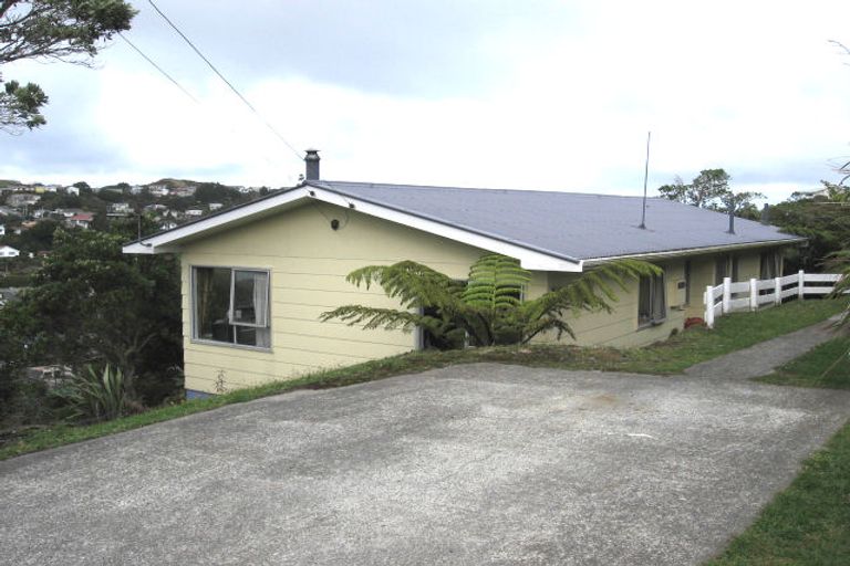 Photo of property in 10 Alwyn Place, Newlands, Wellington, 6037