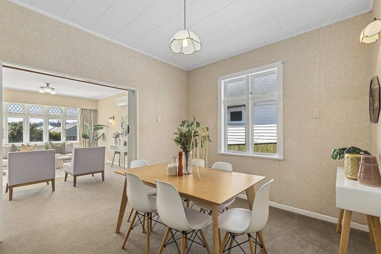 Photo of property in 33 Palm Avenue, Lyall Bay, Wellington, 6022