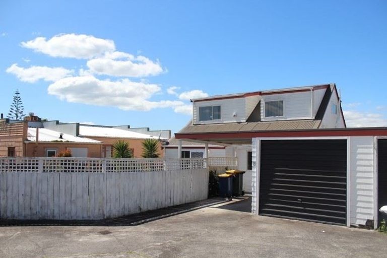 Photo of property in 2/10 Rewa Street, New Lynn, Auckland, 0600