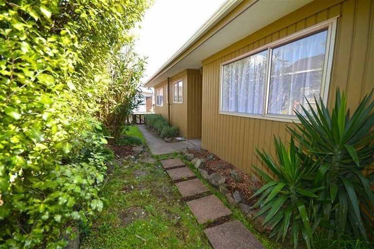 Photo of property in 3/1a Amberley Avenue, Te Atatu South, Auckland, 0610