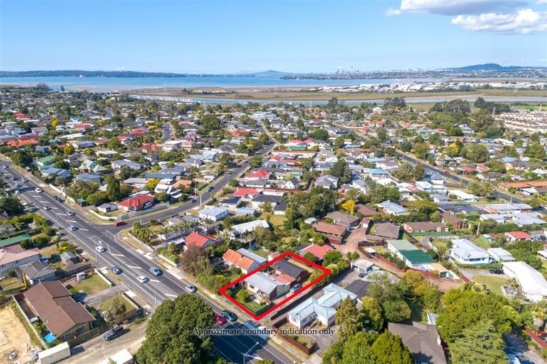 Photo of property in 2/159 Te Atatu Road, Te Atatu South, Auckland, 0610