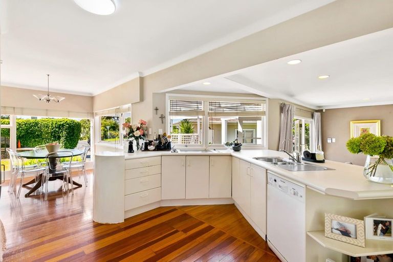 Photo of property in 33 Covil Avenue, Te Atatu South, Auckland, 0610