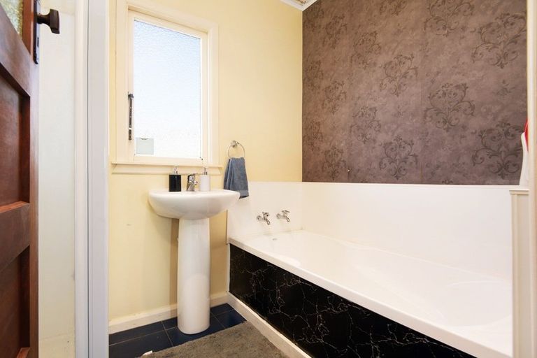 Photo of property in 135 Roberts Line, Kelvin Grove, Palmerston North, 4414