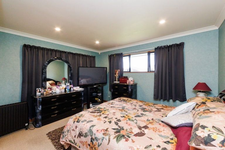 Photo of property in 2 Fernlea Avenue, Kelvin Grove, Palmerston North, 4414