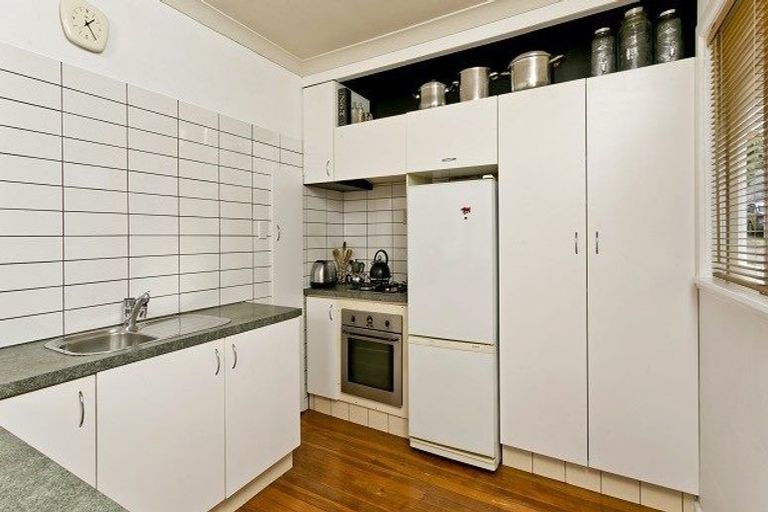 Photo of property in 255 Glenfield Road, Hillcrest, Auckland, 0627