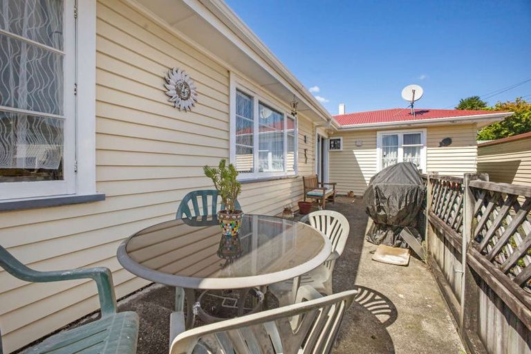 Photo of property in 24 Endeavour Street, Marfell, New Plymouth, 4310