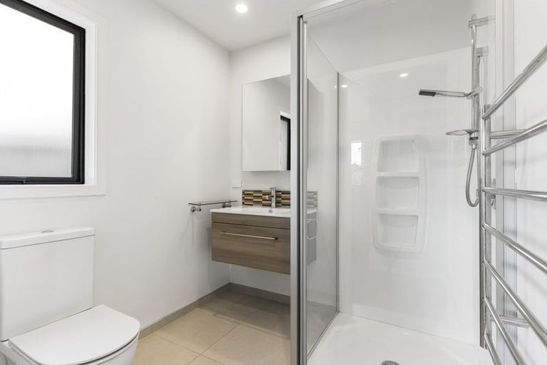 Photo of property in 11 Sauterne Road, Kumeu, 0810