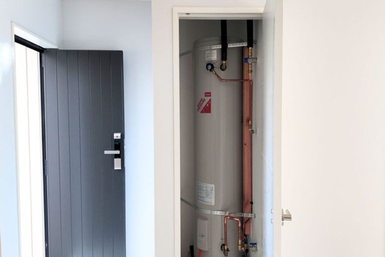 Photo of property in 44b Cyclarama Crescent, Massey, Auckland, 0614