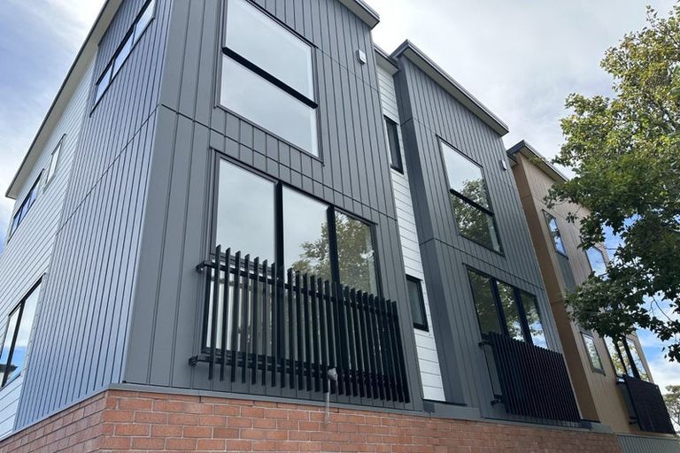 Photo of property in 4a/148 Lincoln Road, Henderson, Auckland, 0610