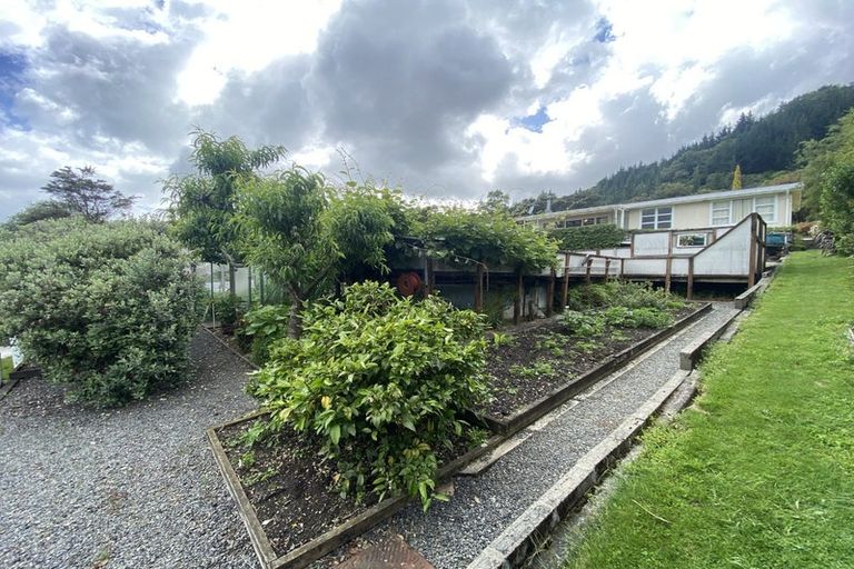 Photo of property in 100 Milton Terrace, Picton, 7220