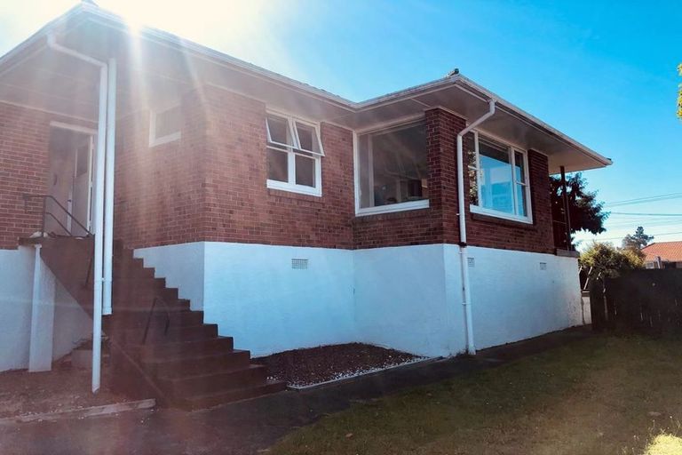 Photo of property in 90 Golf Road, New Lynn, Auckland, 0600