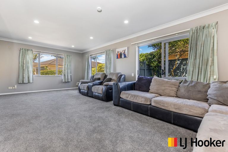 Photo of property in 52 Belfry Place, Wattle Downs, Auckland, 2103