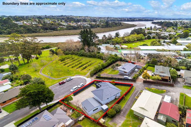 Photo of property in 3 Rapaki Place, Te Atatu Peninsula, Auckland, 0610