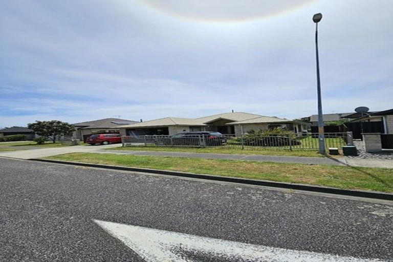 Photo of property in 51 Gandalf Crescent, Paraparaumu, 5032