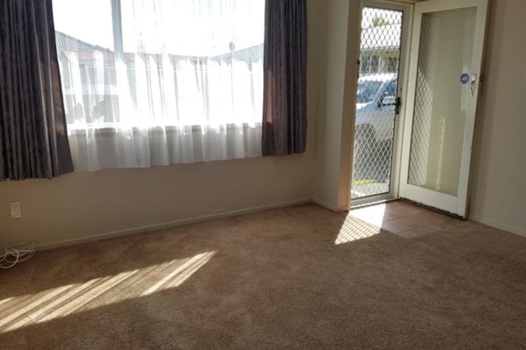 Photo of property in 3/4 Pomaria Road, Henderson, Auckland, 0610