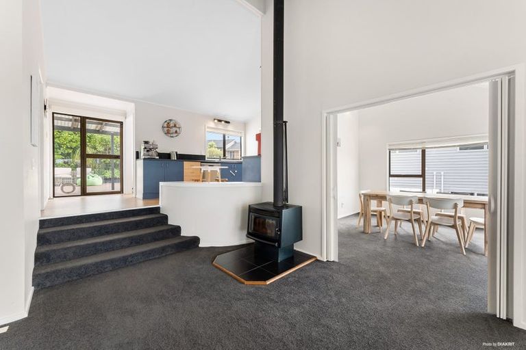 Photo of property in 4 Raphael Place, West Harbour, Auckland, 0618