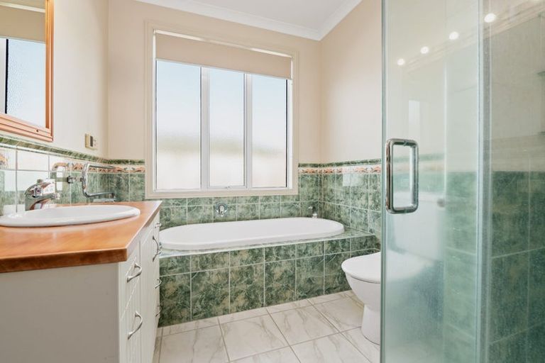 Photo of property in 16 Thistlewood Avenue, Hamilton East, Hamilton, 3216