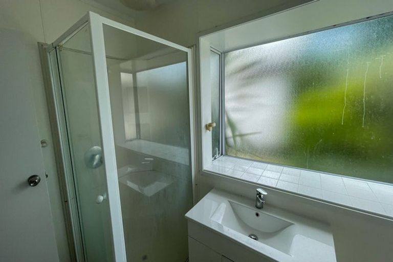 Photo of property in 15 Rerewai Place, Kelston, Auckland, 0602