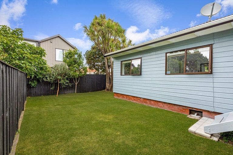Photo of property in 2/9 London Street, Te Atatu Peninsula, Auckland, 0610
