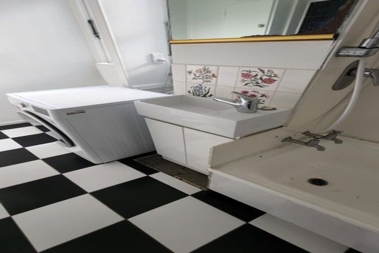 Photo of property in Churchill Flats, 213 The Terrace, Wellington Central, Wellington, 6011