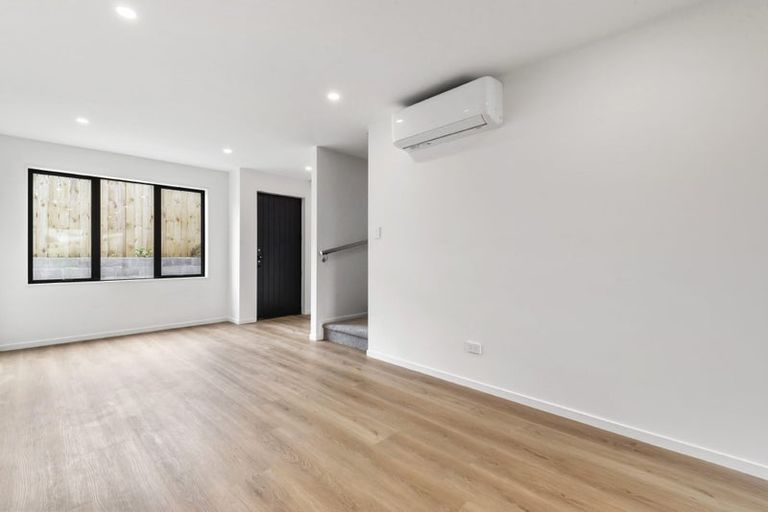 Photo of property in 8/94 Godley Road, Green Bay, Auckland, 0604