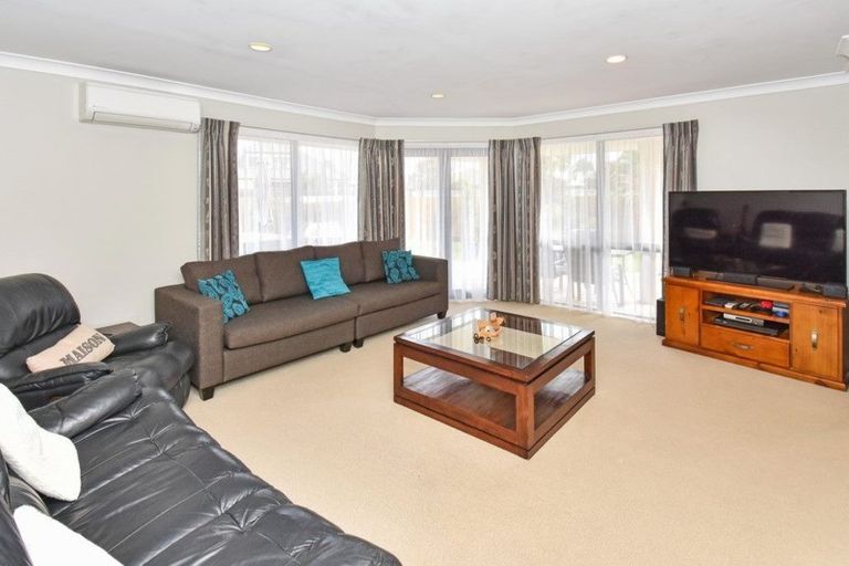 Photo of property in 14 Trossach Place, Wattle Downs, Auckland, 2103