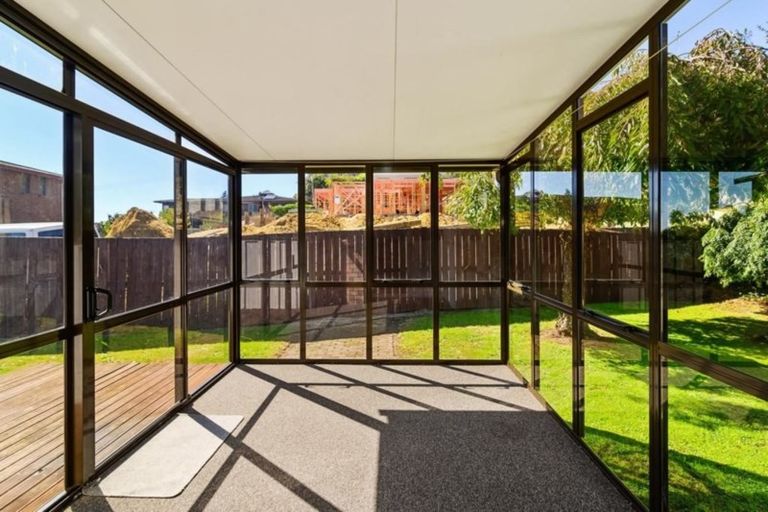 Photo of property in 8 Leo Place, Kawaha Point, Rotorua, 3010