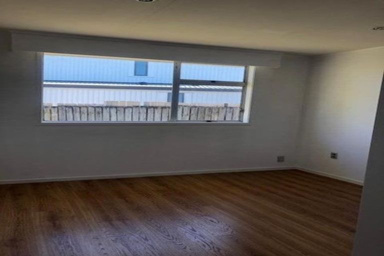 Photo of property in 1/84 Greenslade Crescent, Northcote, Auckland, 0627