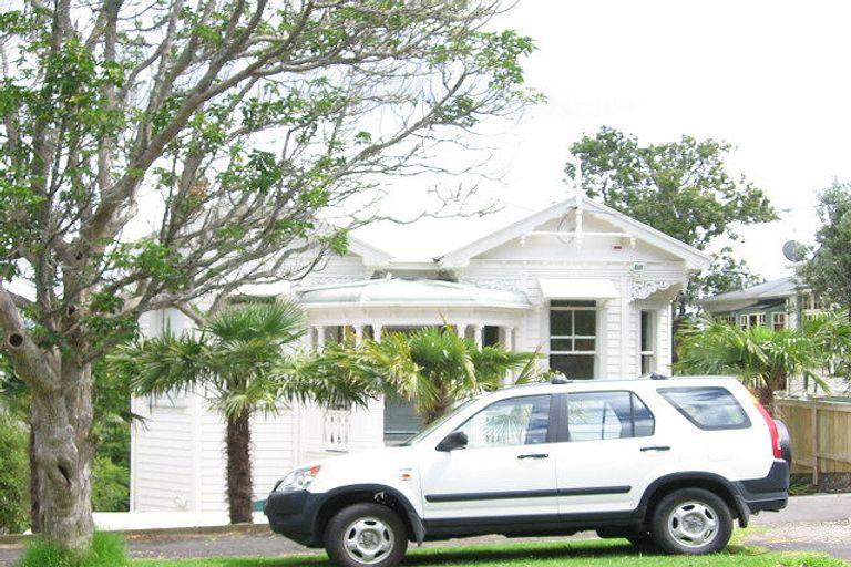 Photo of property in 11 Glen Road, Stanley Point, Auckland, 0624