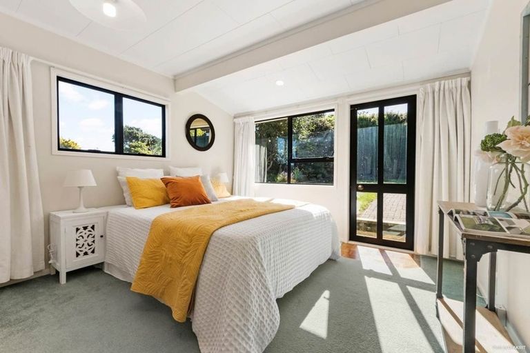 Photo of property in 5 Lagoon Way, West Harbour, Auckland, 0618