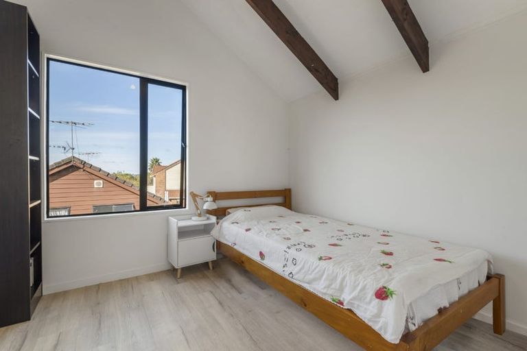 Photo of property in 1/14 Helicon Place, Totara Vale, Auckland, 0629