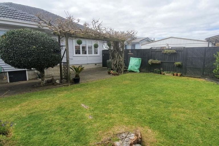 Photo of property in 6 Yeovil Road, Te Atatu Peninsula, Auckland, 0610