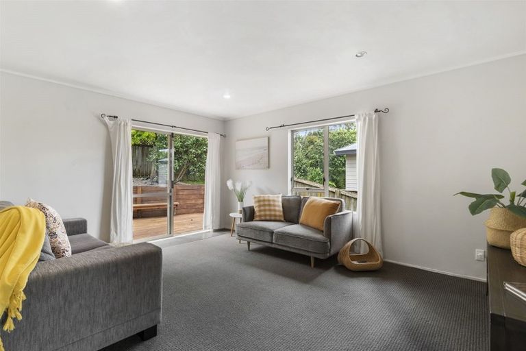 Photo of property in 2/18 Strabo Place, Windsor Park, Auckland, 0632